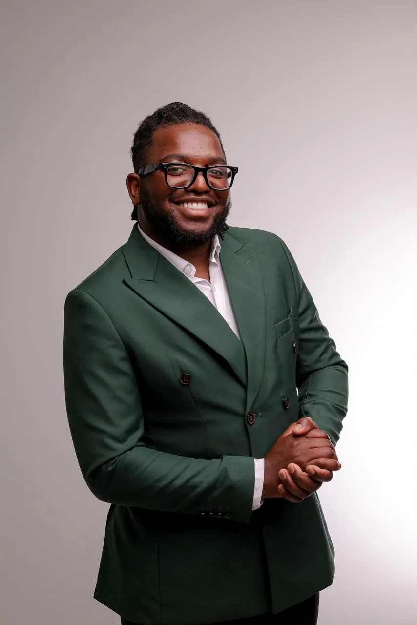 Príncipe Chitunda de terno verde, sorrindo